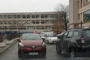 Cand esti din Bucuresti si parchezi ca un boss pe mijlocul strazii. Altfel arta poza daca aveam Politie in Ploiesti