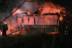 Flăcările au mistuit joi seara o casă bătrânească din satul Dănila