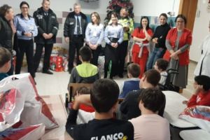 Poliţiştii locali din Piteşti au oferit cadouri copiilor cu dizabilităţi