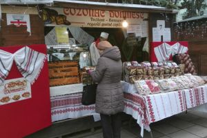 FOTO & VIDEO! S-a deschis Târgul de Crăciun de pe Pietonalul Unirii. Ce produse sunt expuse spre vânzare!