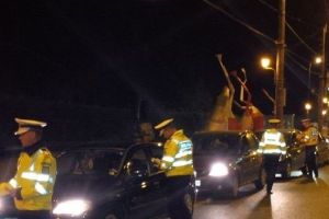 Poliţiştii au împânzit judeţul: zeci de controale în trafic, pieţe şi târguri. S-a lăsat cu sute de amenzi