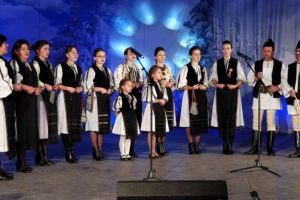 Spectacol de datini şi obiceiuri de Crăciun, la Gura Râului