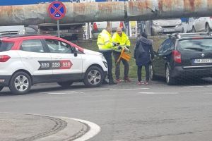 Gata cu roţile blocate în parcările magazinelor! Doar unul mai practică metoda Îngerii Galbeni