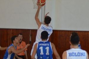 Final în genunchi şi pentru baschetbalişti