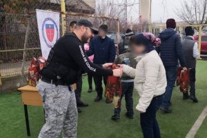 Actiune umanitara initiata de politistii de frontiera tulceni. Copiii i-au rasplatit cu colinde si imbratisari (galerie foto)