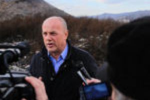 Mii de tone de gunoi în curtea Primăriei Reşiţa. Sute de mii de euro pentru curăţenie! „Nu vor plăti reşiţenii!”