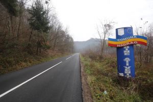 Asfalt proaspăt, în Timiş, pe drumul între Nădrag şi Crivina