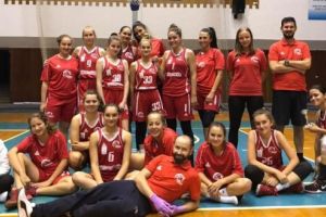 La masă, serviţi de baschetbaliste