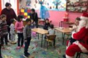 Moş Crăciun a poposit la şcolile şi grădiniţele din Oţelu Roşu