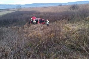 FOTO Maşină răsturnată în câmp la Racoviţa – Șoferul e dus la spital