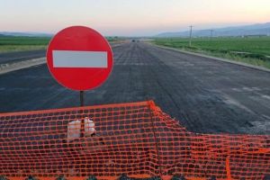 Trafic închis pe sensul de mers Pâclişa-Alba Iulia, după ce drumul s-a surpat din cauza unor lucrări la reţeaua de apă şi canalizare