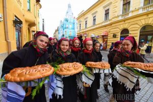 Parada costumelor populare: Peste 300 de copii din mai multe judeţe au colindat prin centrul Oradiei (FOTO / VIDEO)