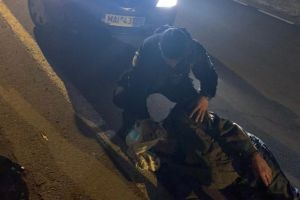 VIDEO Bătrân căzut pe stradă, salvat de jandarmi