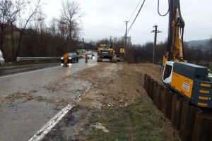 Palplanşe metalice vor asigura stabilitatea DN 71, la Moţăieni. Au început lucrările