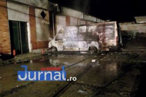 Autoutilitară mistuită de flăcări, la Mândreşti