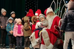 Chiar şi pe vreme rea, Magia Crăciunului există. Sute de copii l-au aşteptat aseară, la Târgovişte, pe Moş Crăciun