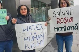 FOTO. VIDEO: Protest românesc organizat la tribunalul Băncii Mondiale din Washington. Sloganul ”Salvaţi Roşia Montană” a ajuns peste mări şi ţări