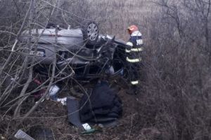 ACCIDENT MORTAL pe Autostrada Vestului: Un bărbat a murit, iar două fetiţe au fost grav rănite, după ce maşina în care se aflau a părăsit carosabilul şi s-a răsturnat