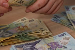 Salarii mărite de anul viitor. Câţi bani primesc în plus românii
