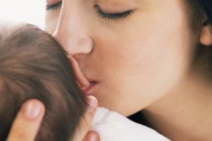 Părinţii ar putea primi până la 710 lei de la stat pentru a angaja o bonă