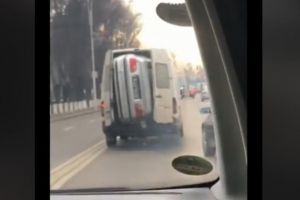 VIDEO Imaginile care au stârnit amuzamentul internauţilor Și-a băgat BMW-ul într-o dubă şi l-a transportat pe străzi