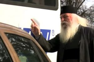 Cu ajutorul Domnului: Mitropolitul Banatului, bihoreanul Ioan Selejan, a dirijat traficul într-o intersecţie din Timişoara