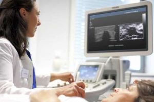 O echipă de medici va vizita 24 de comunităţi din judeţele Alba şi Cluj pentru a oferi consultaţii şi ecografii gratuite comunităţilor vulnerabile