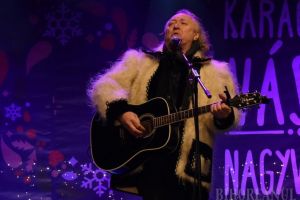 „Fiţi buni unii cu alţii”: Ştefan Hruşcă i-a colindat pe orădeni, la Târgul de Crăciun (FOTO / VIDEO)