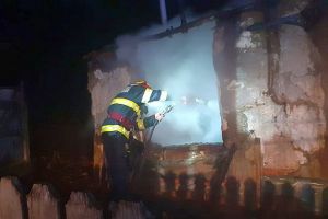 Incendiu la Scânteia. 10 persoane intoxicate cu monoxid de carbon la Armăşeşti