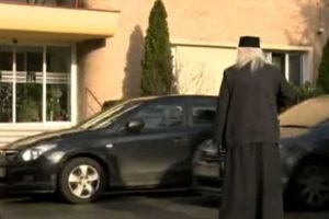 VIDEO: Ajutor divin în traficul de „infern”. Mitropolitul Banatului, Ioan Selejan, i-a ajutat pe şoferi să iasă dintr-un ambuteiaj: „Văd că nu este un agent de poliţie, cobor din maşină şi încep să dirijez circulaţia”