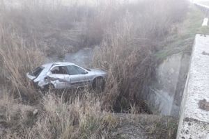 FOTO Maşină căzută în râu la Porumbacu de Jos -Două persoane rănite