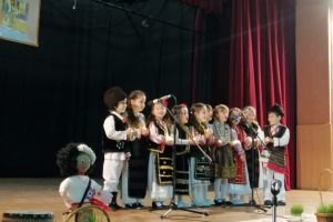 Copiii din tot judeţul au participat la Festivalul Concurs Regional de Tradiţii „Mugurii Colindelor”