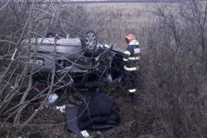 Un mort şi trei răniţi într-un accident lângă Timişoara. O maşină s-a răsturnat la Pişchia