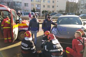 FOTO & VIDEO Accident grav în zona Carrefour din Botoşani! Trei persoane, dintre care un copil, au fost rănite. O mamă şi copilul se aflau pe trotuar