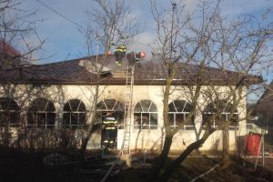 FOTO! Casă în flăcări, duminică dimineaţă, la Botoşani. Două persoane, soţ şi soţie, au suferit arsuri