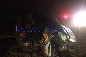FOTO Accident la Botoşani! Doi soţi au ajuns la spital după ce maşina condusă de fiul lor s-a răsturnat
