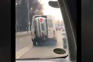 România 2019 | BMW „îndesat” într-o dubă şi transportat pe şosea