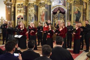 Luminile ajunului: Corul de cameră Voces colindă bisericile din Oradea şi din judeţ