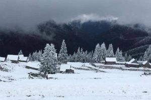 FOTO: Locaţia ”ascunsă” din Munţii Apuseni, o oază de linişte şi relaxare, ideală pentru o vacaţă de vis, iarna în Țara Moţilor