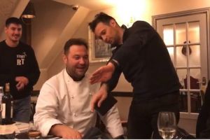 VIDEO Magicianul Robert moment comic la Sibiu. L-a ’’păcălit’’ pe patronul de la Pardon Cafe