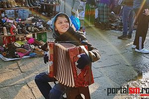 VIDEO. Copilul ce cântă Bella Ciao la un acordeon, pe străzile din Satu Mare