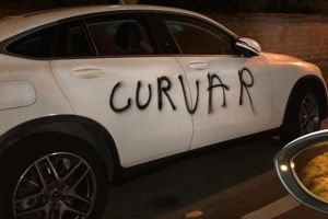 FOTO – Maşină vandalizată la Sibiu. Mesajul ’’curvar’’ scris pe toată caroseria