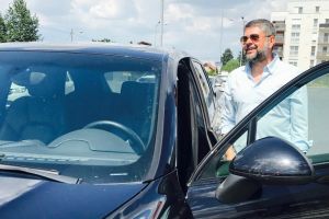 Poliţist cu fumuri: Fost şef al ”Doi şi-un sfert”, arestat pentru că organiza reuniuni de consum de droguri