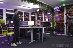 Oradea a devenit „Oraşul faptelor bune”! Opt DJ-i de la Radio Zu s-au mutat într-o casă de sticlă din Piaţa Unirii (FOTO / VIDEO)