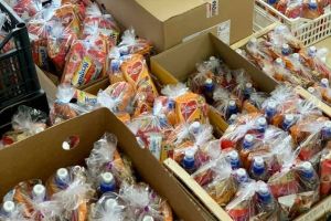 Peste 2500 de pachete cu bunătăţi de Crăciun vor ajunge la copii, bătrâni şi familii defavorizate