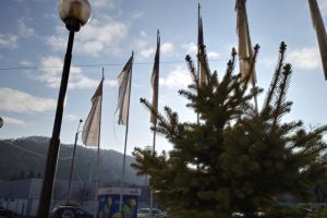 Bistriţa ne-europeană. Nişte cârpe, fluturându-şi franjurii