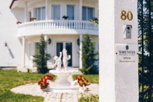 RĂCARI: Vila în care se ţineau şedinţe de şamanism cu droguri de mare risc – FOTO