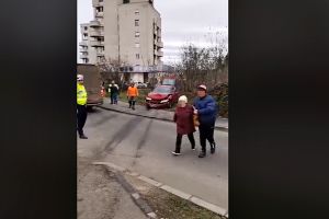 VIDEO. Accident la coborârea de pe Podul Decebal. Maşină proiectată pe spaţiul verde