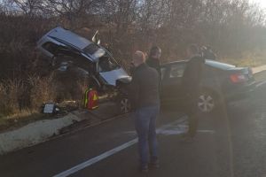 FOTO – Accident grav la Apoldu de Sus pe DN1. Două persoane rănite