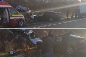 Accident grav în localitatea Apoldul de Sus. Două persoane au rămas încarcerate, după ce două autoturisme au intrat în coliziune din cauza unei pătrunderi pe contrasens